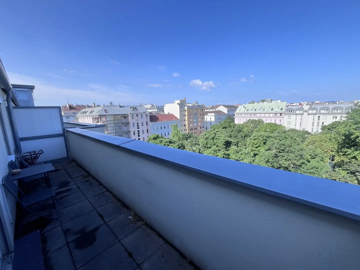Luftige Dachgeschosswohnung mit Dachterrasse klimatisiert