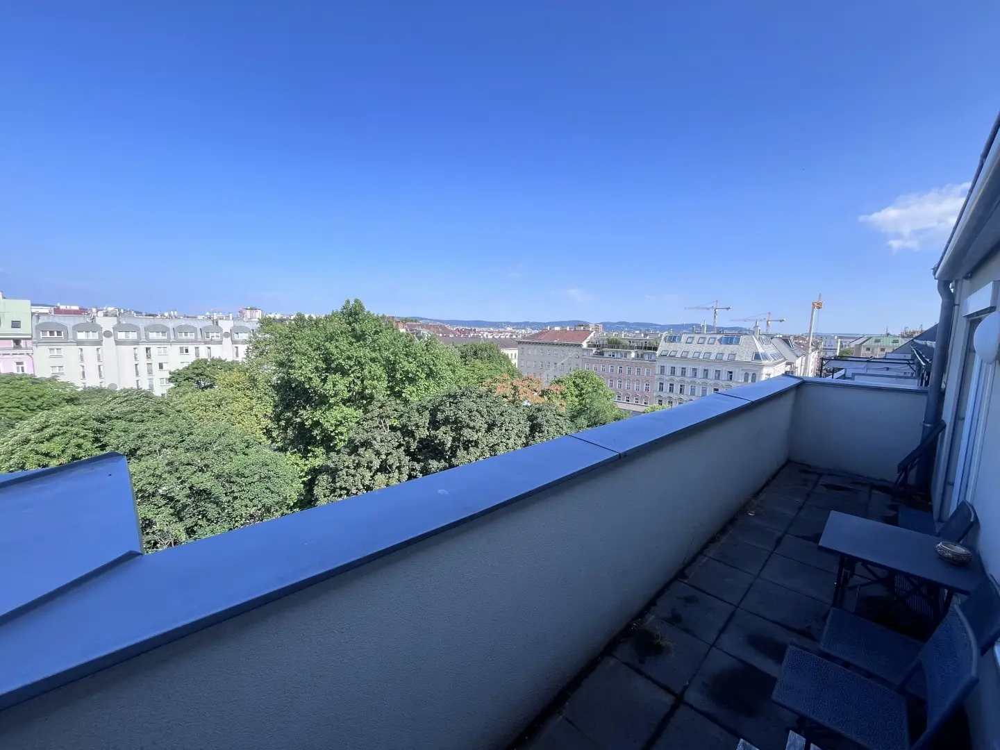 Luftige Dachgeschosswohnung mit Dachterrasse klimatisiert