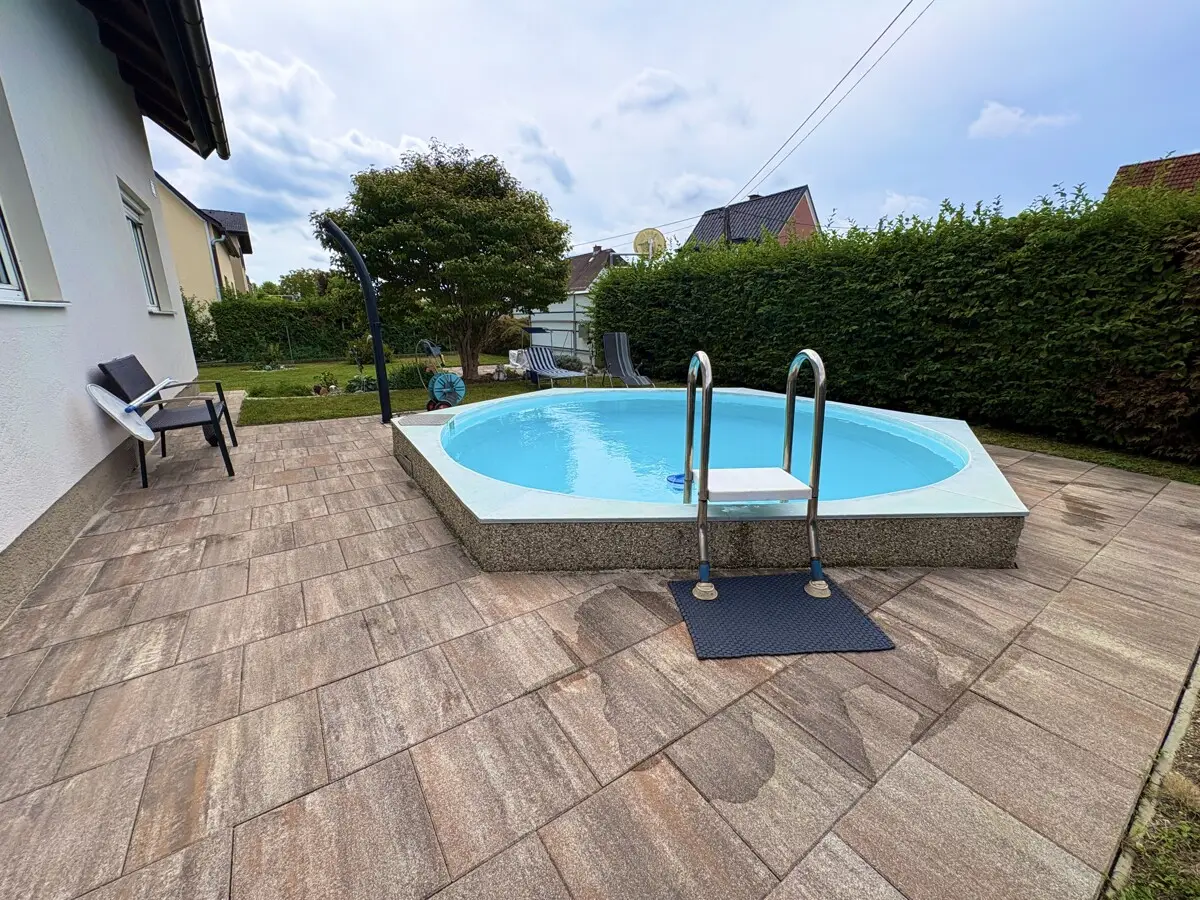 Refurbished living with pool and garage Familienwohnung