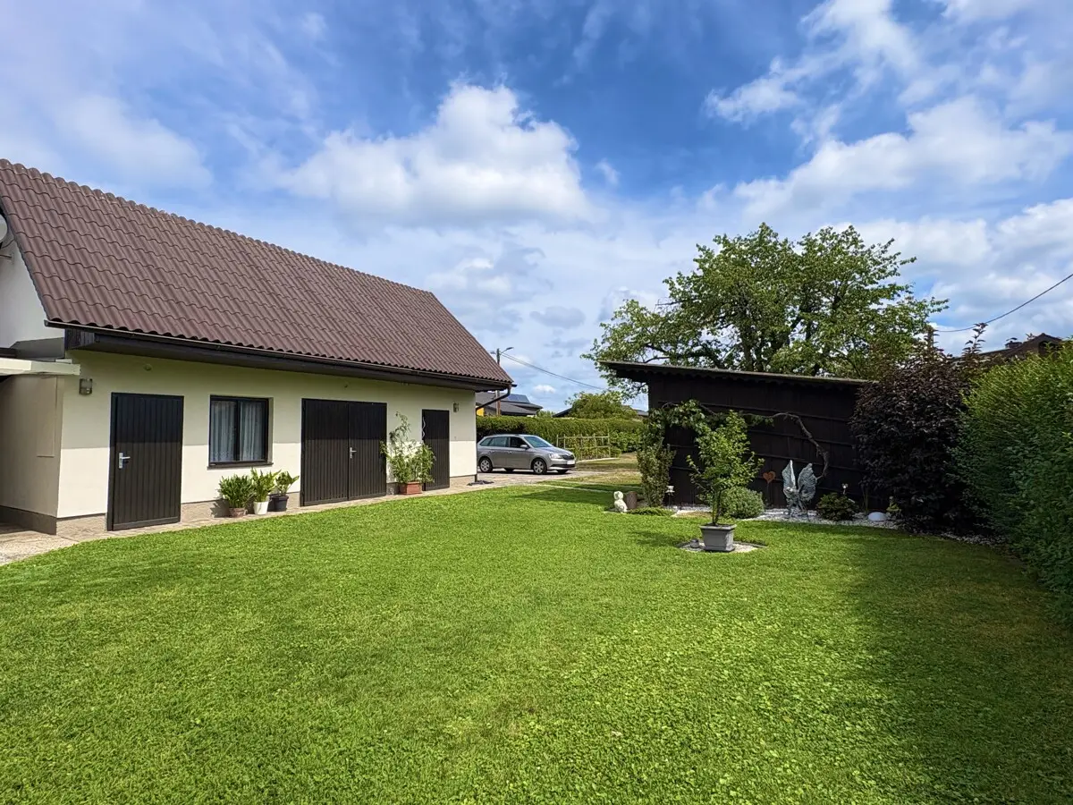Refurbished living with pool and garage Familienwohnung