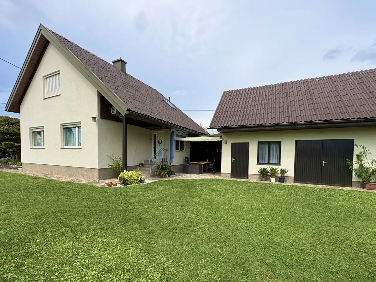 Refurbished living with pool and garage Familienwohnung