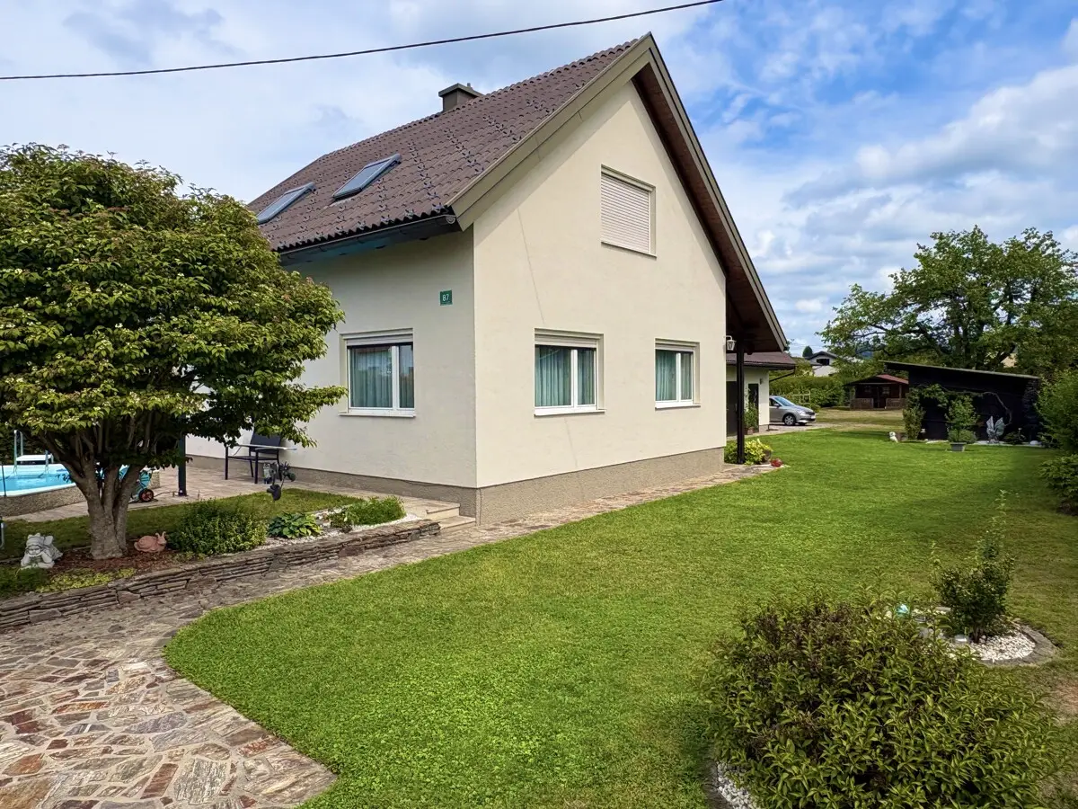 Refurbished living with pool and garage Familienwohnung