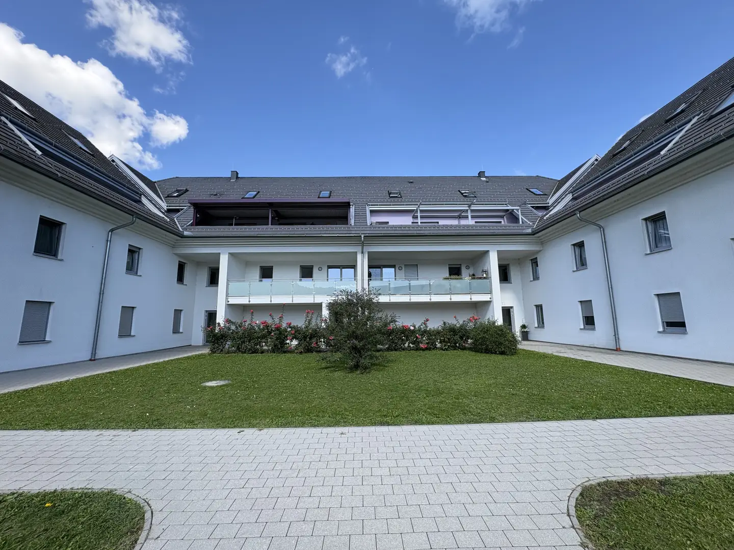 Wohnung mit großer Loggia und Parkplatz im Ortskern