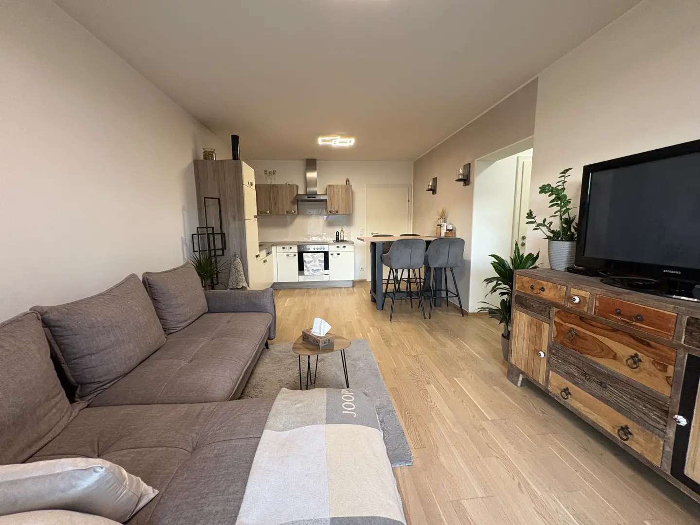 Wohnung mit großer Loggia und Parkplatz im Ortskern