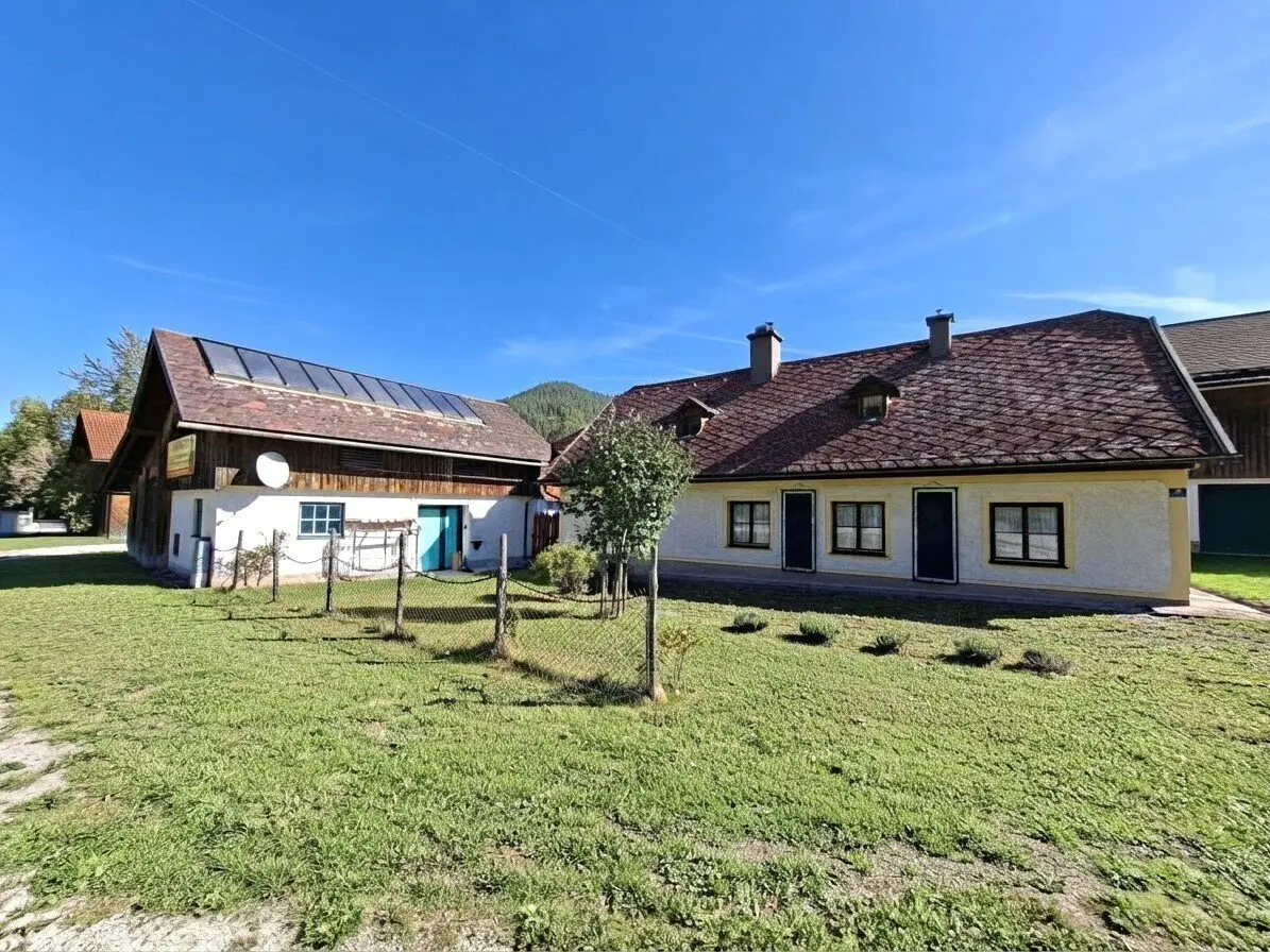 Anwesen mit insges. 23.600m² Fläche, 2 Wohnhäuser, Nebengebäude, Wirtschaftsgebäude, Garagen
