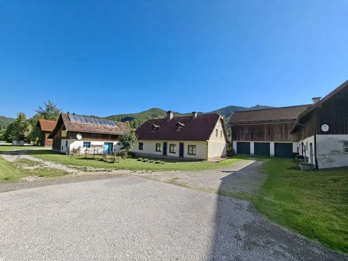 Estate with a total area of 23,600 m², 2 residential houses, outbuildings, utility building, garages