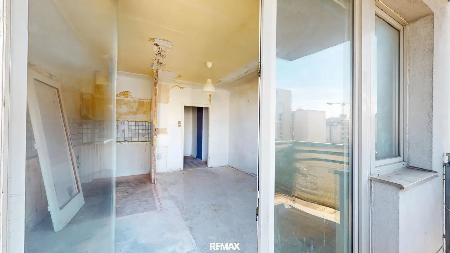 Renovation-Required 2-Room Apartment with Balcony Near U1