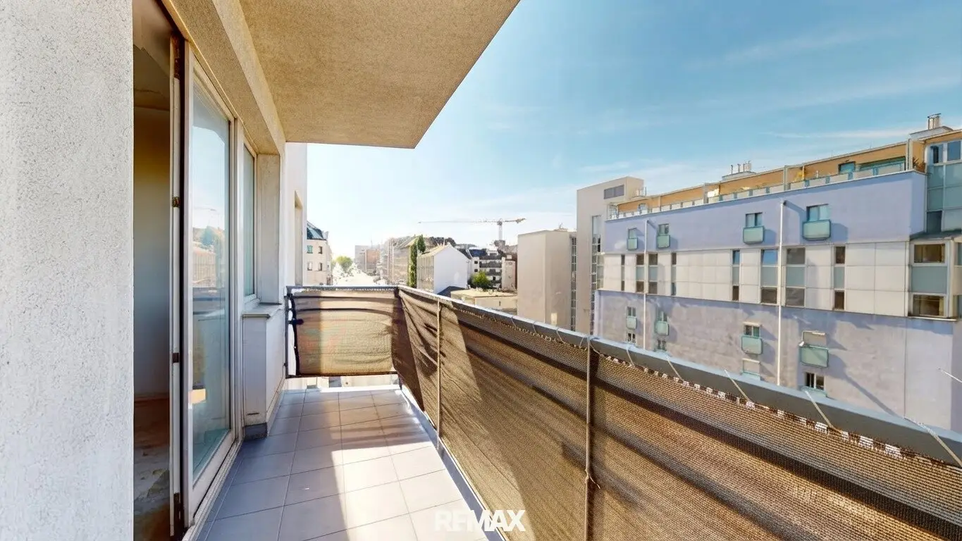 Renovation-Required 2-Room Apartment with Balcony Near U1