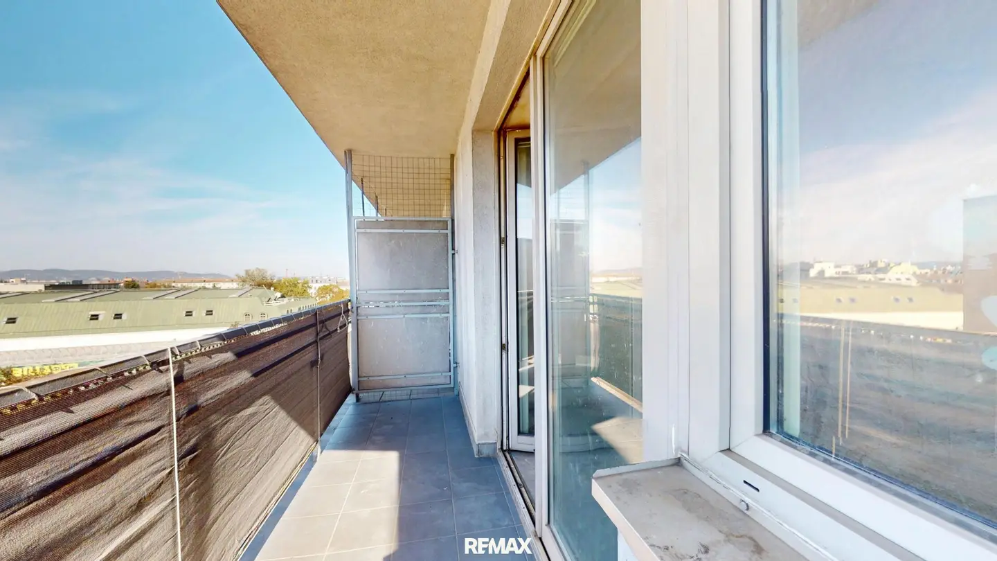 Renovation-Required 2-Room Apartment with Balcony Near U1