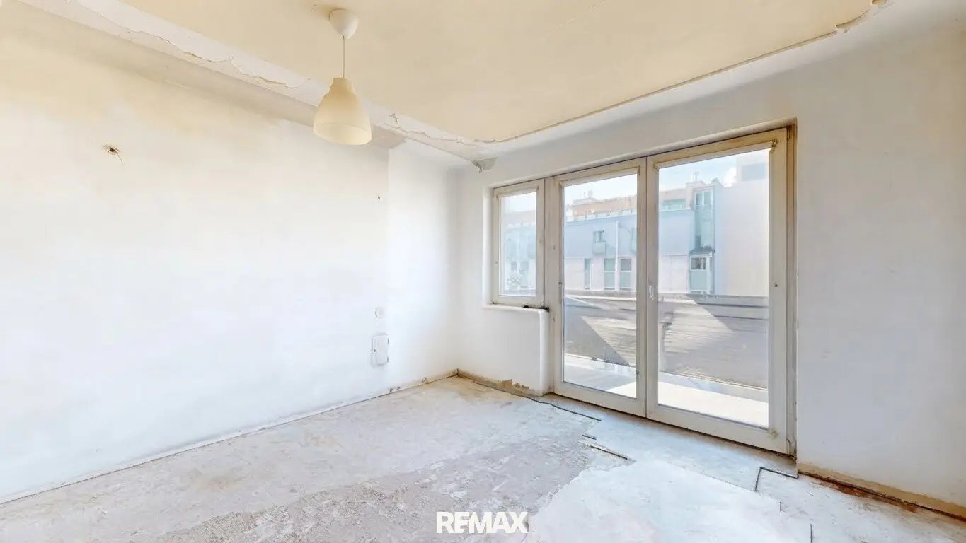 Renovation-Required 2-Room Apartment with Balcony Near U1