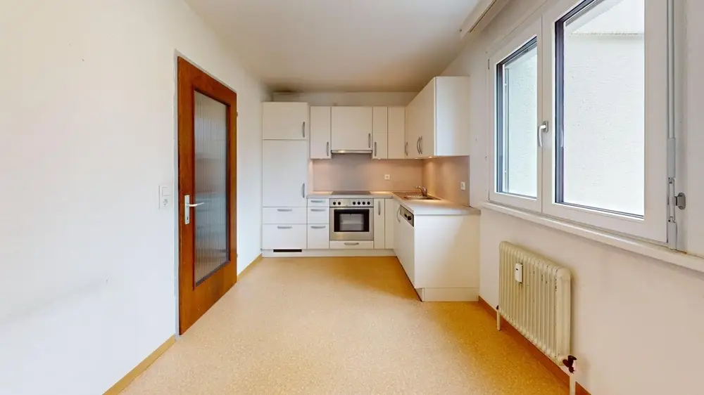 Bright apartment with lift and balcony centrally located