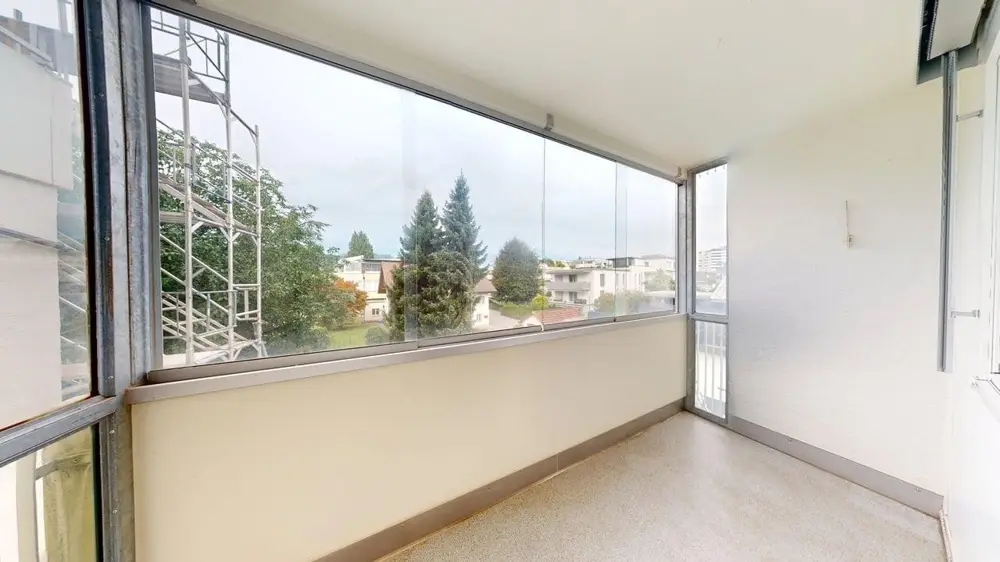 Bright apartment with lift and balcony centrally located