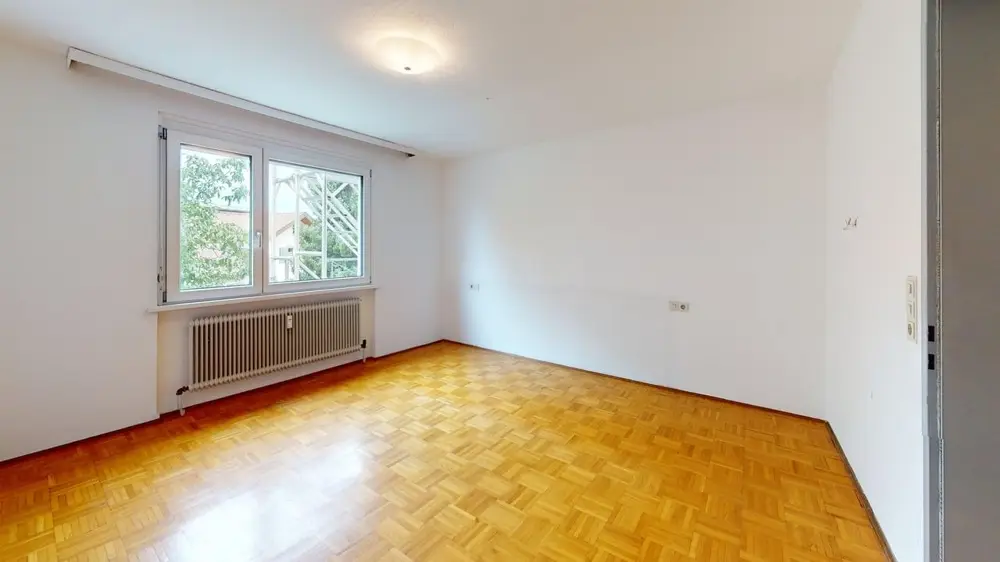 Bright apartment with lift and balcony centrally located