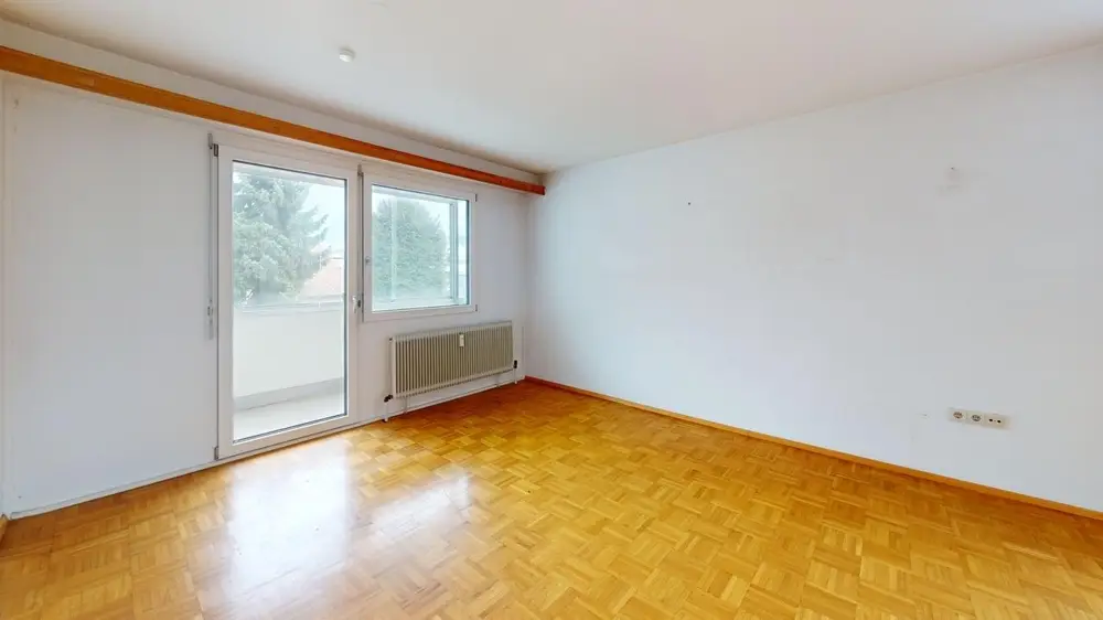 Bright apartment with lift and balcony centrally located