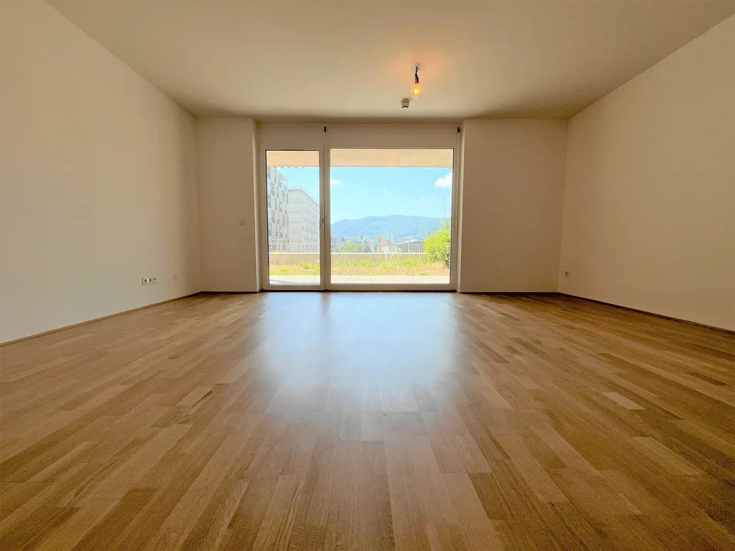 Apartment with private garden and large terrace