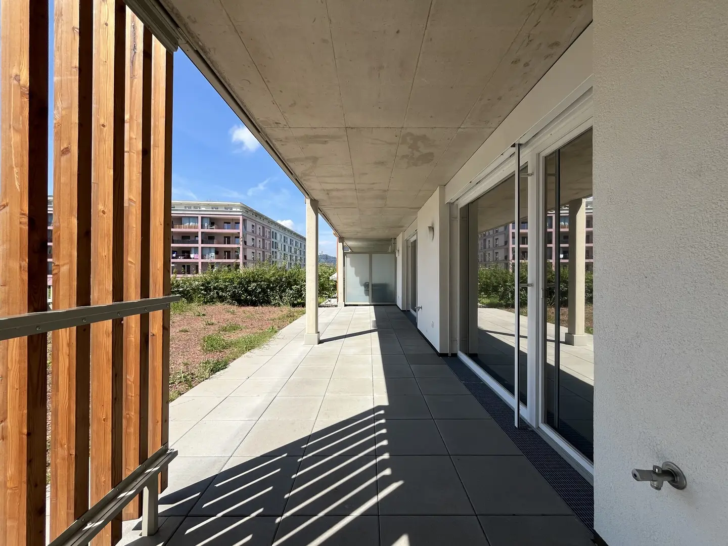 Apartment with private garden and large terrace