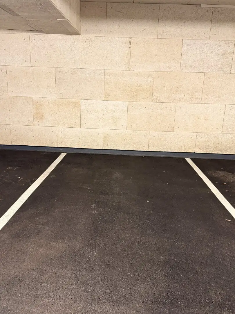 Like-new underground garage in 5020 Salzburg – Secure parking option
