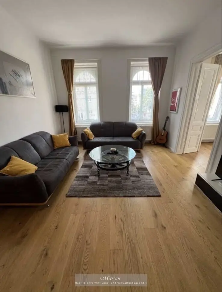 Bright 4-room apartment in classic old building in prime location