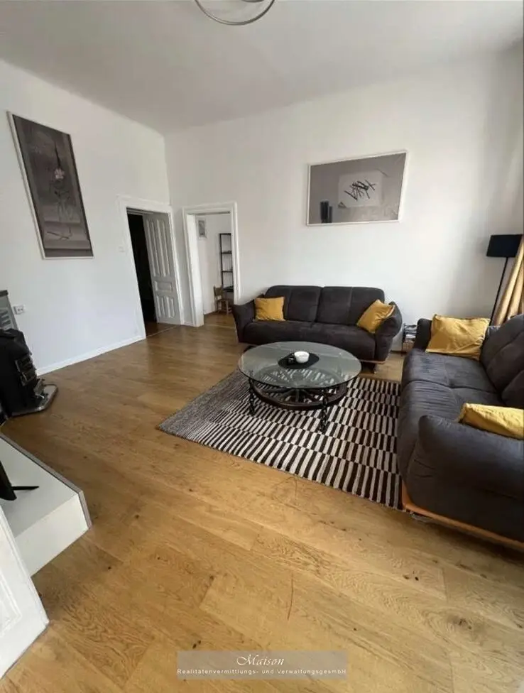 Bright 4-room apartment in classic old building in prime location