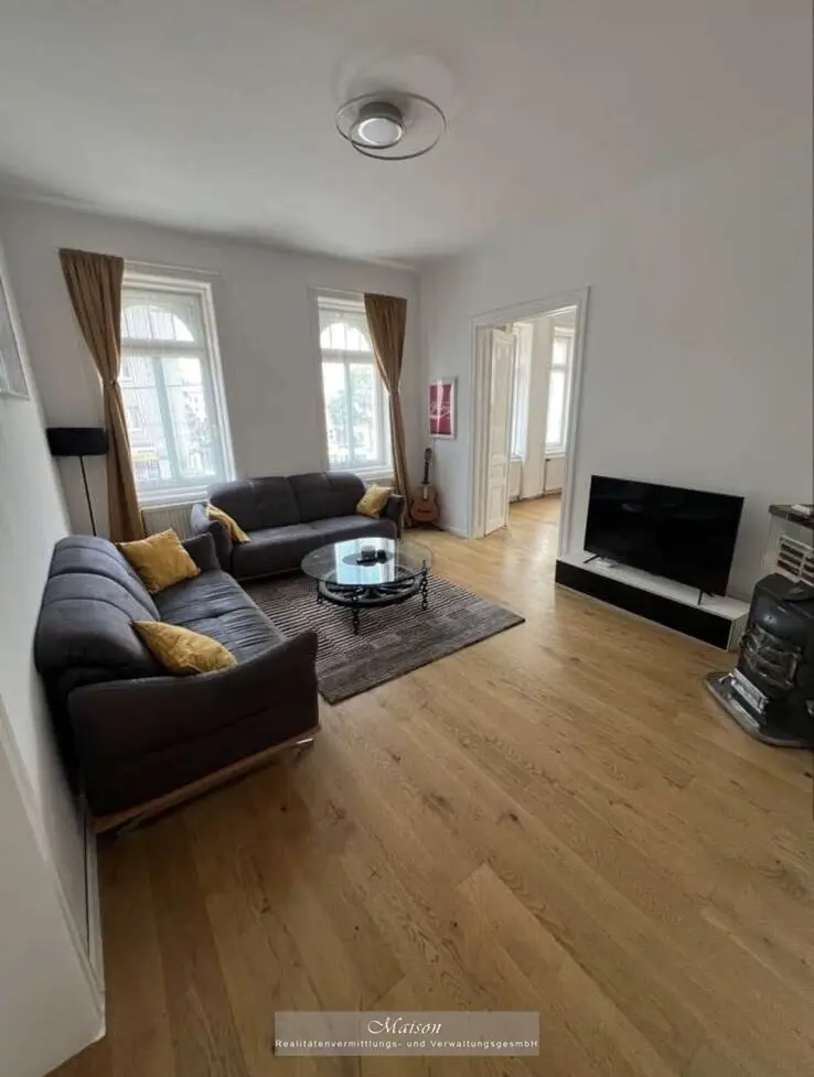 Bright 4-room apartment in classic old building in prime location