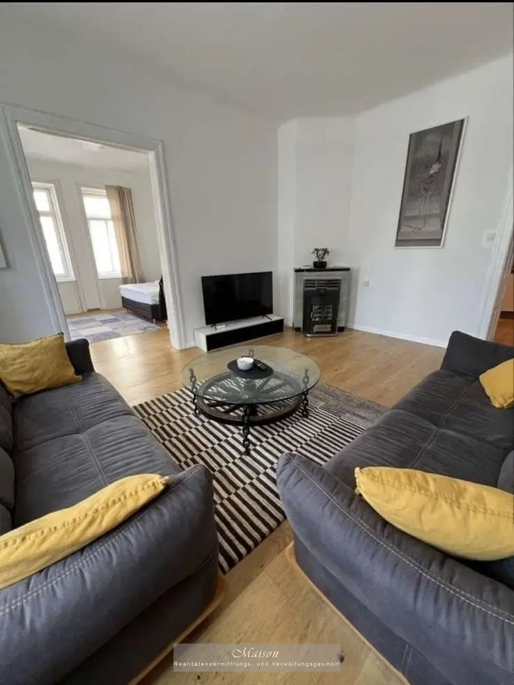 Bright 4-room apartment in classic old building in prime location