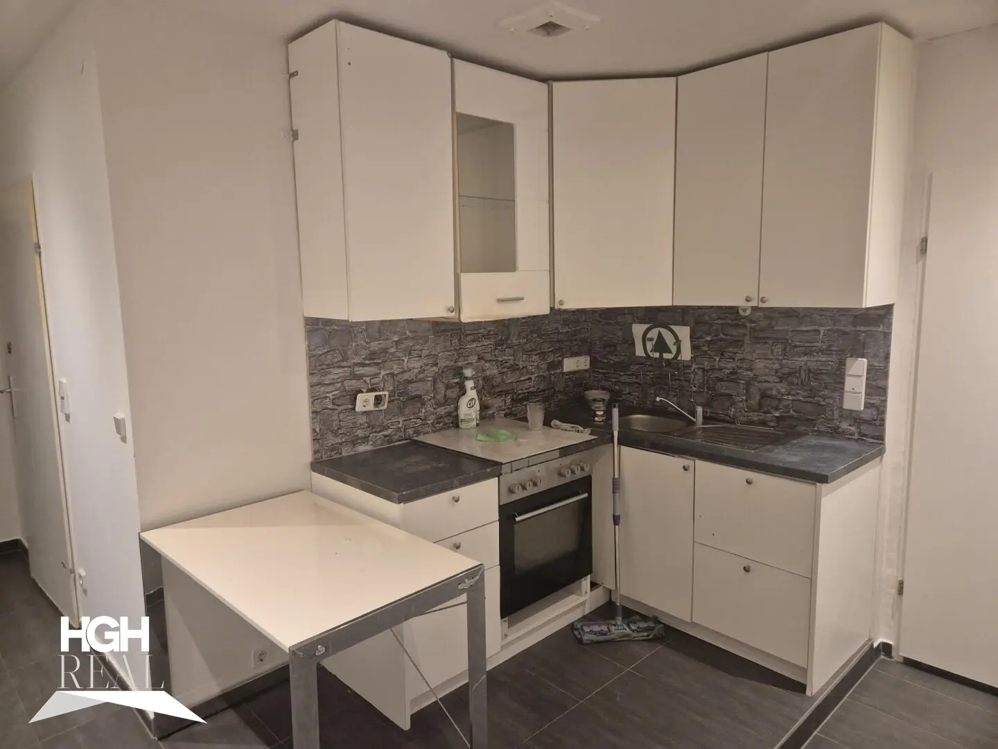 1160 Vienna Charming 3-Room Old Building Apartment for Sale