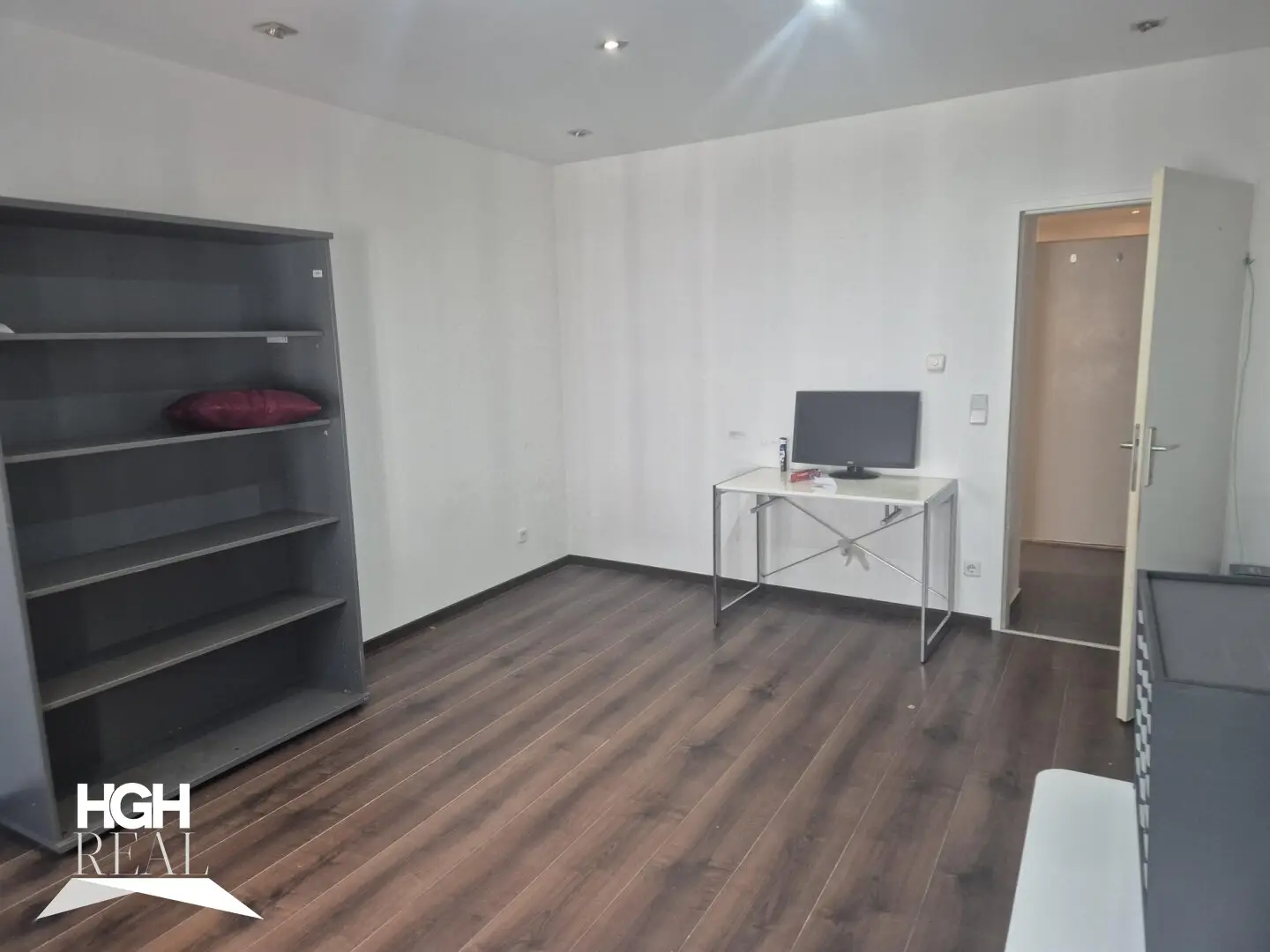 1160 Vienna Charming 3-Room Old Building Apartment for Sale
