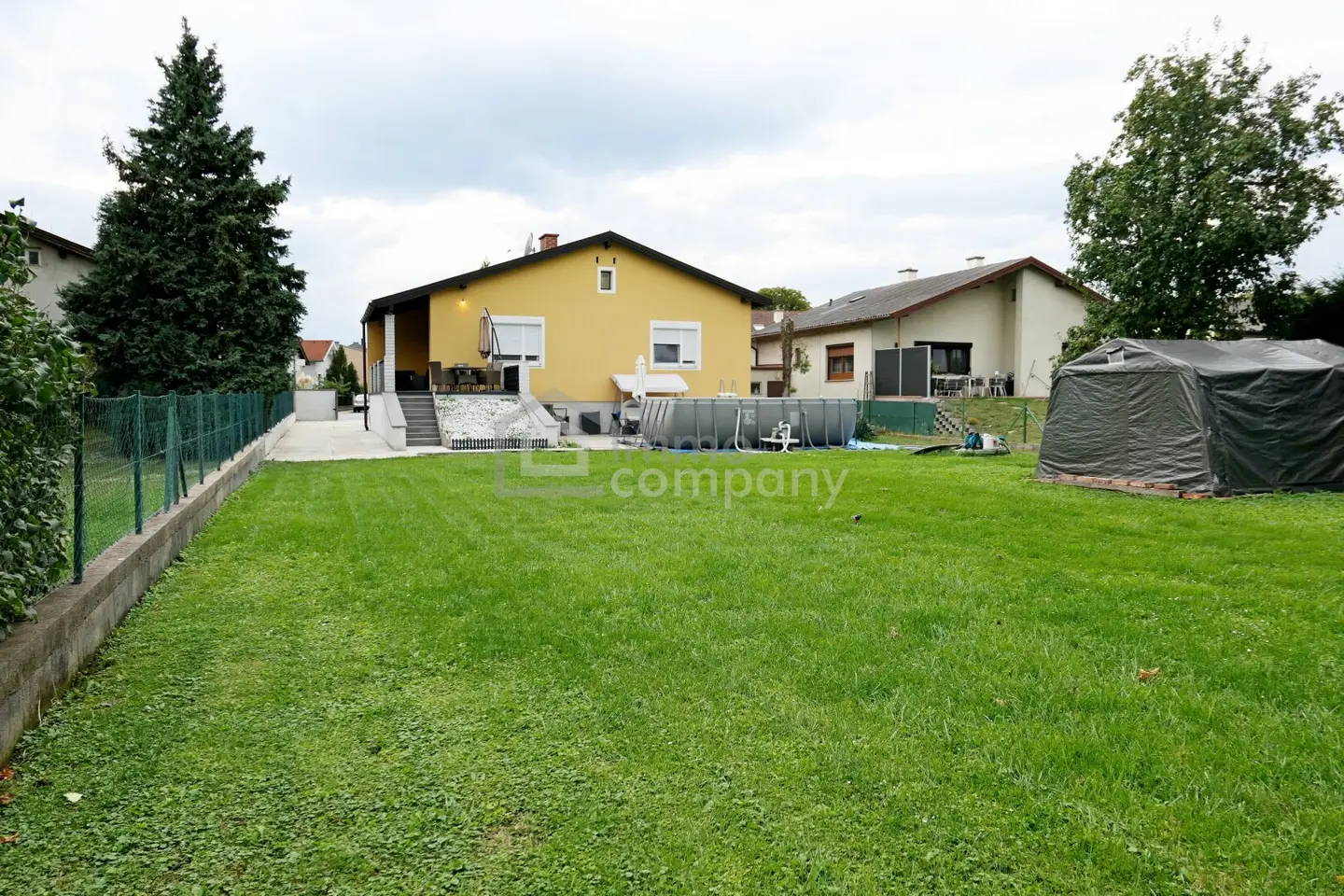 Hausansicht von Garten