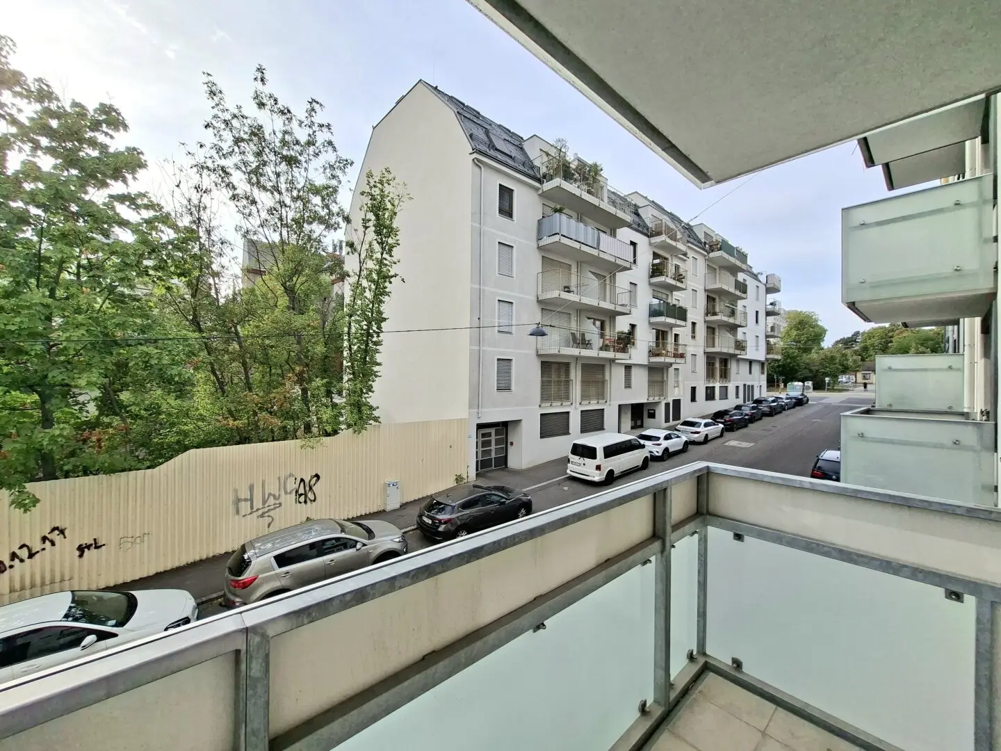 Commission-free from the owner Well laid-out 4-room apartment with balcony near Matznerpark