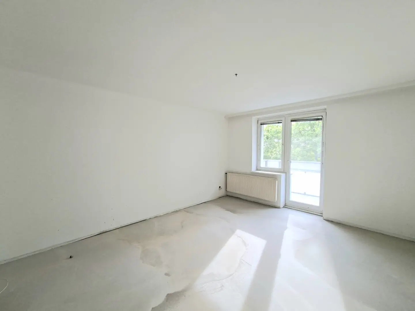 Commission-free from the owner Well laid-out 4-room apartment with balcony near Matznerpark