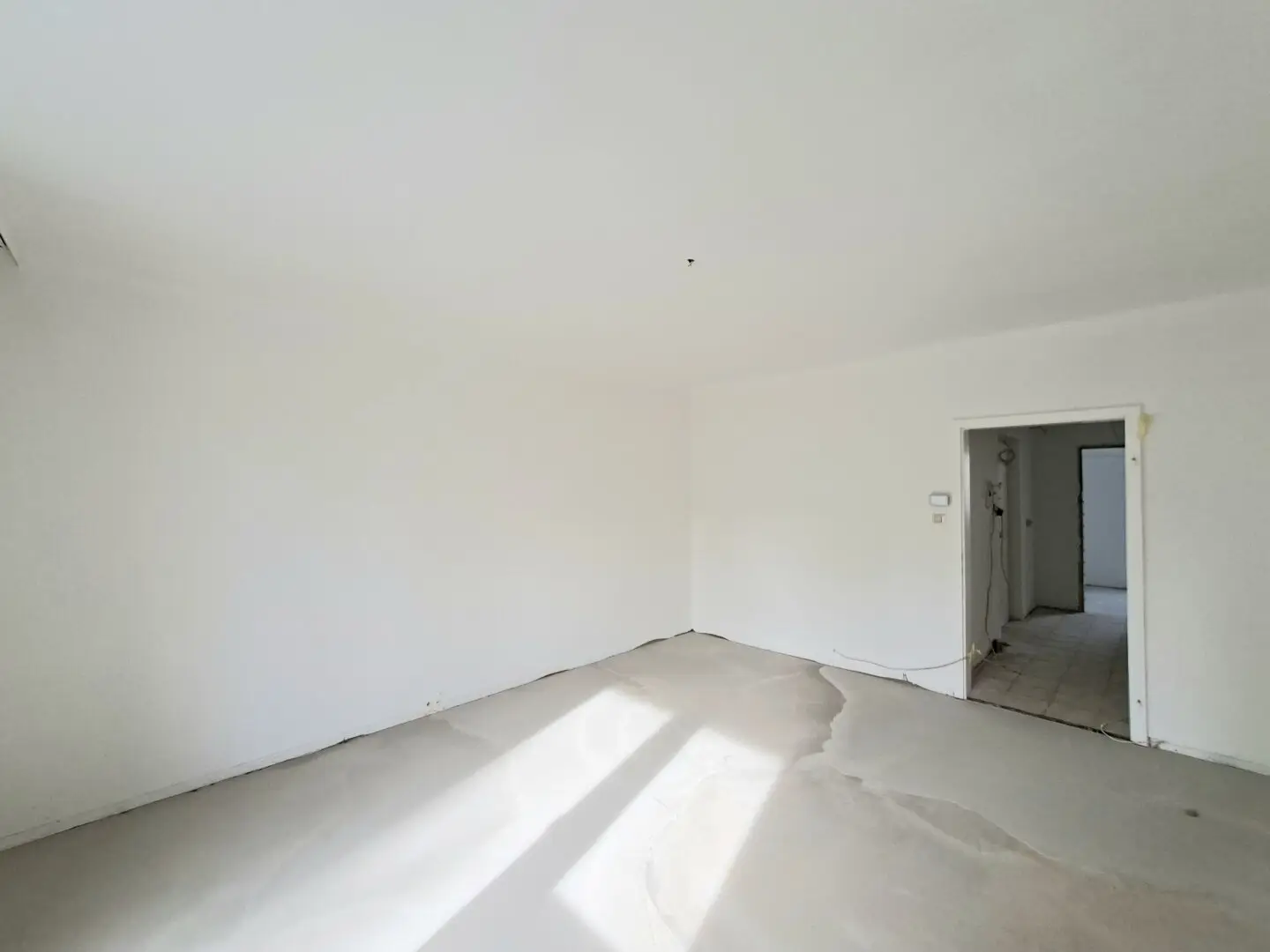 Commission-free from the owner Well laid-out 4-room apartment with balcony near Matznerpark