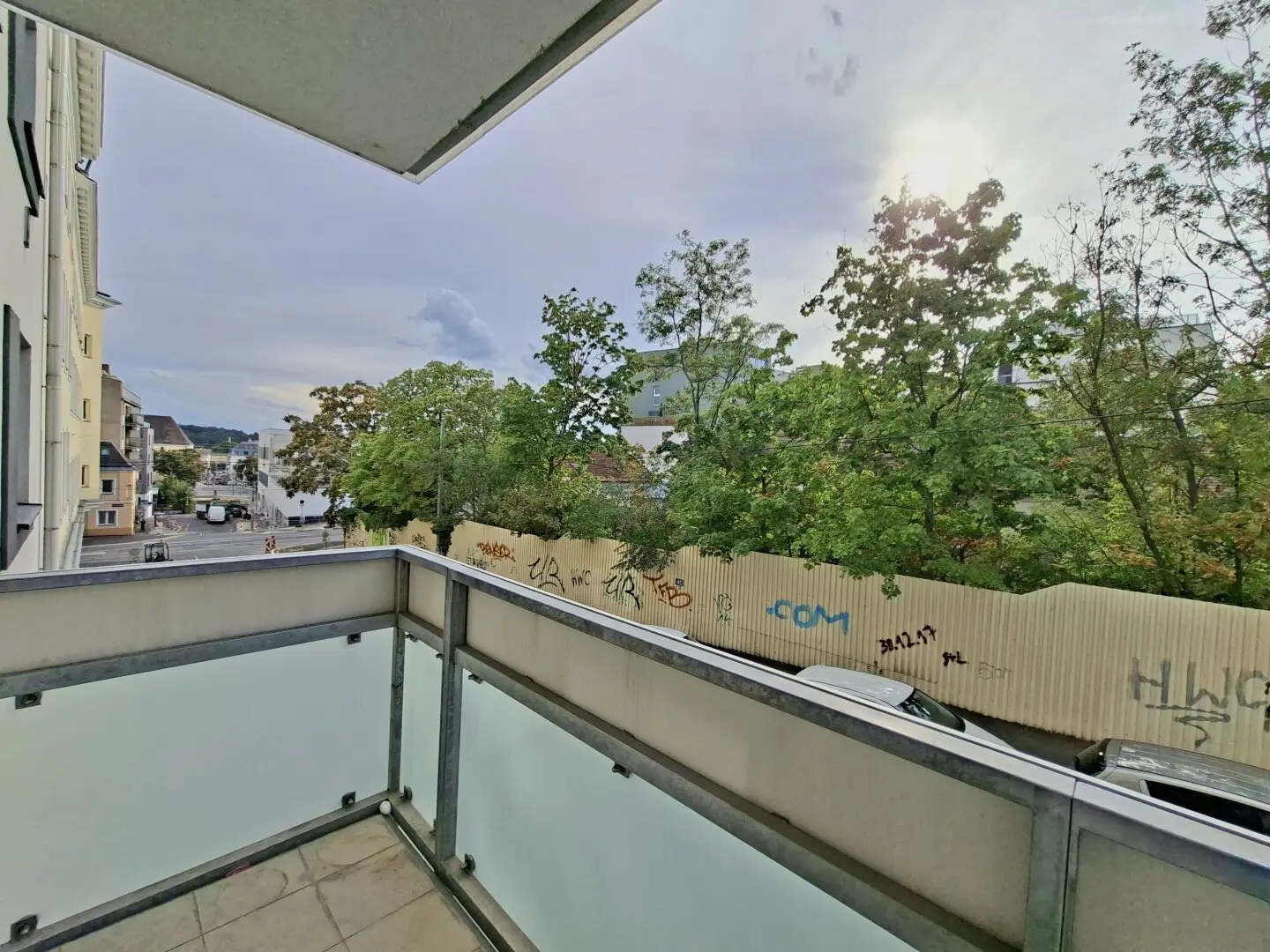 Commission-free from the owner Well laid-out 4-room apartment with balcony near Matznerpark
