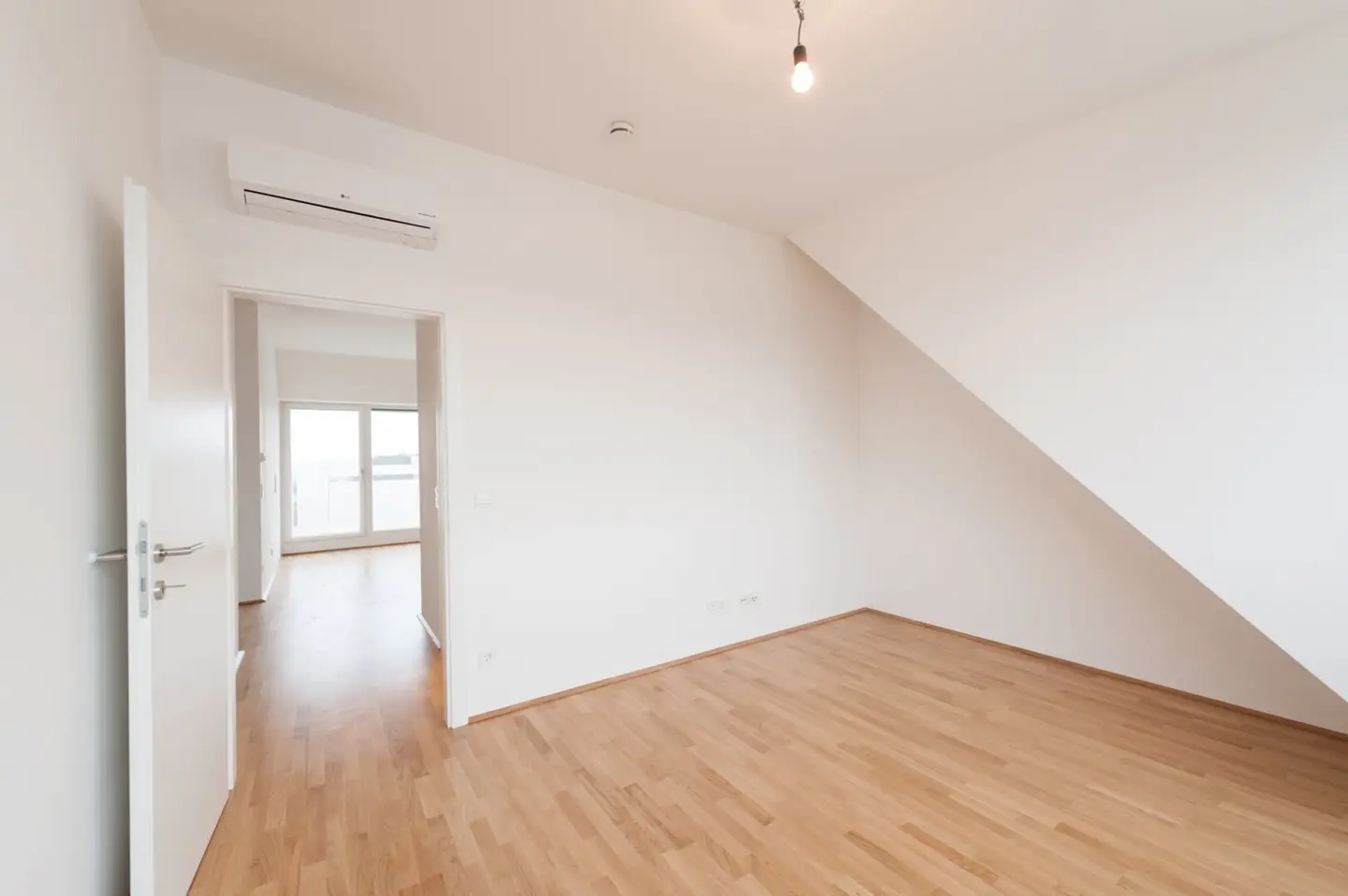 Beautiful air conditioned 2 room apartment in the attic with distant view