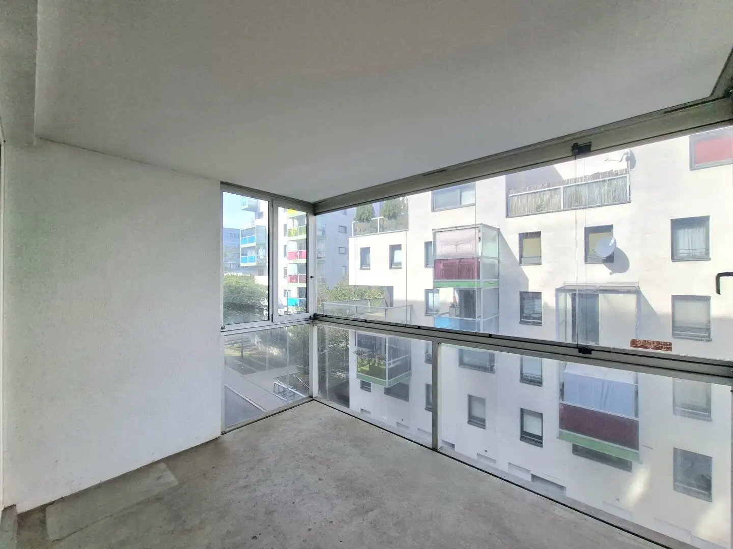 Commission-free from the owner! Monte Laa! Spacious 2-room apartment with loggia