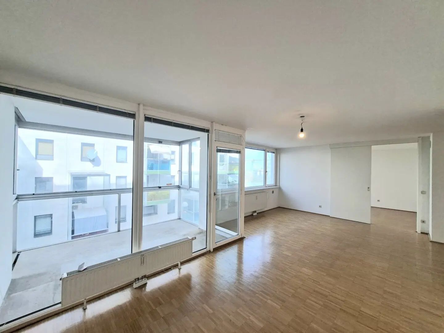 Commission-free from the owner! Monte Laa! Spacious 2-room apartment with loggia