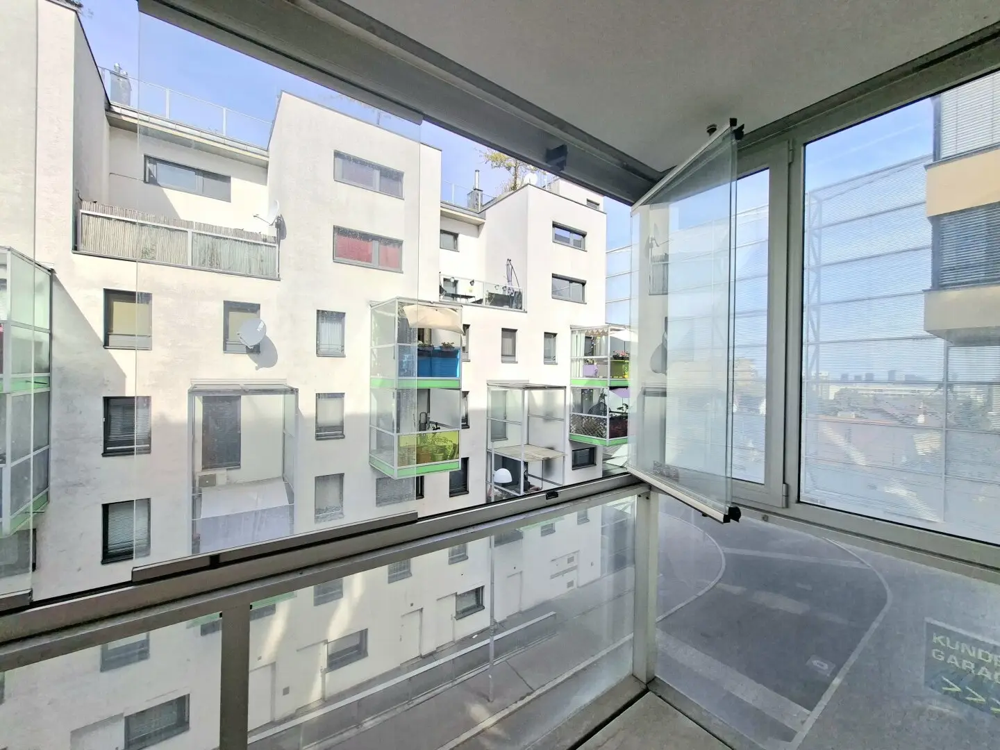 Commission-free from the owner! Monte Laa! Spacious 2-room apartment with loggia