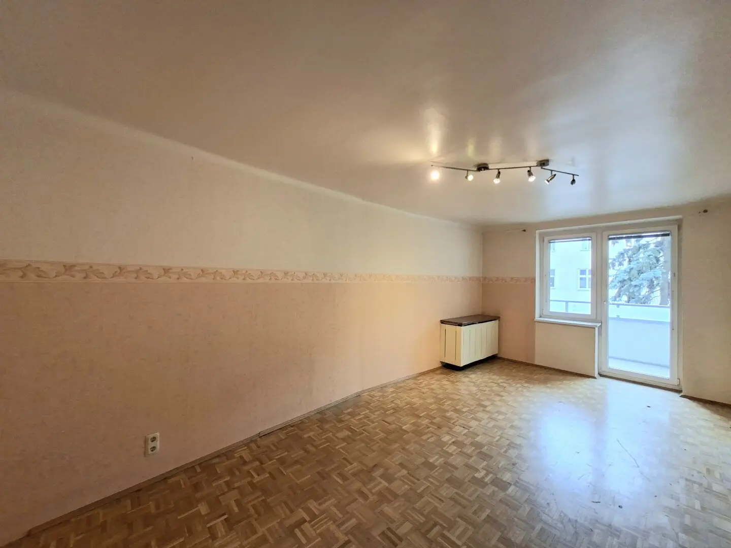 COMMISSION-FREE FROM THE OWNER! INNER COURTYARD LOCATION! INTERESTING 3-ROOM APARTMENT WITH BALCONY NEAR MATZNERPARK!