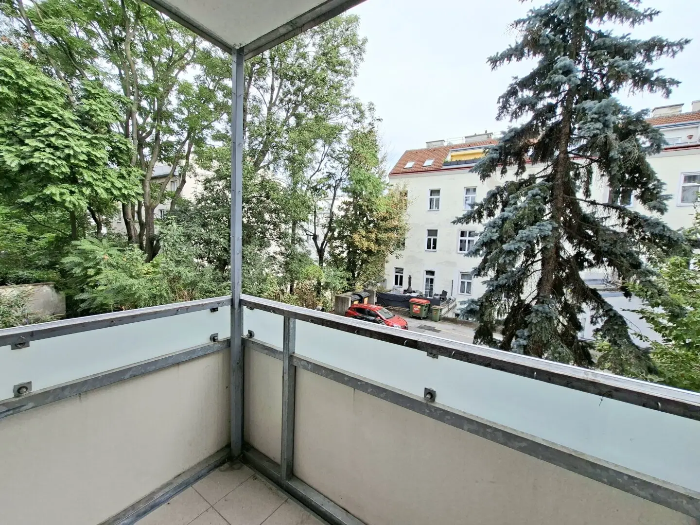 COMMISSION-FREE FROM THE OWNER! INNER COURTYARD LOCATION! INTERESTING 3-ROOM APARTMENT WITH BALCONY NEAR MATZNERPARK!