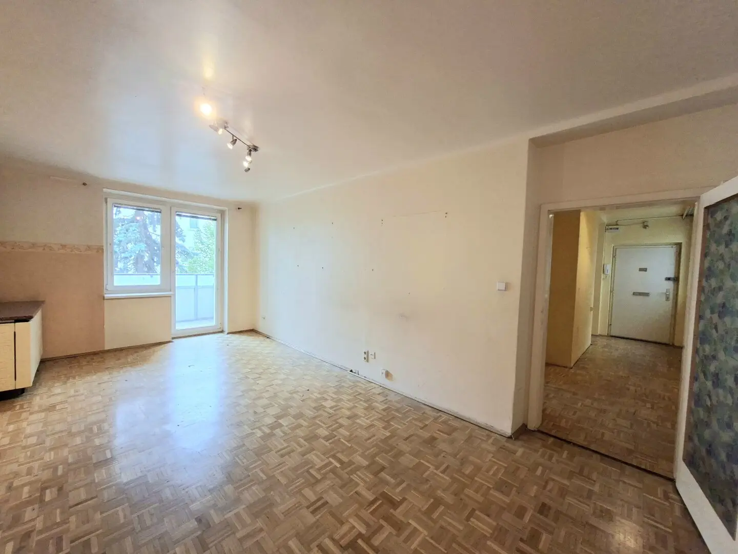 COMMISSION-FREE FROM THE OWNER! INNER COURTYARD LOCATION! INTERESTING 3-ROOM APARTMENT WITH BALCONY NEAR MATZNERPARK!