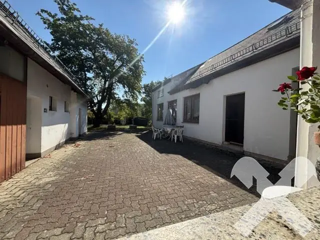Wohnung in charaktervollem Hof mit großem Grundstück