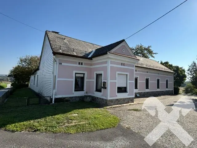 Wohnung in charaktervollem Hof mit großem Grundstück