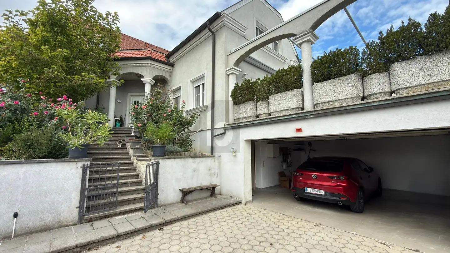 Helle Wohnung mit großem Garten und Doppelgarage