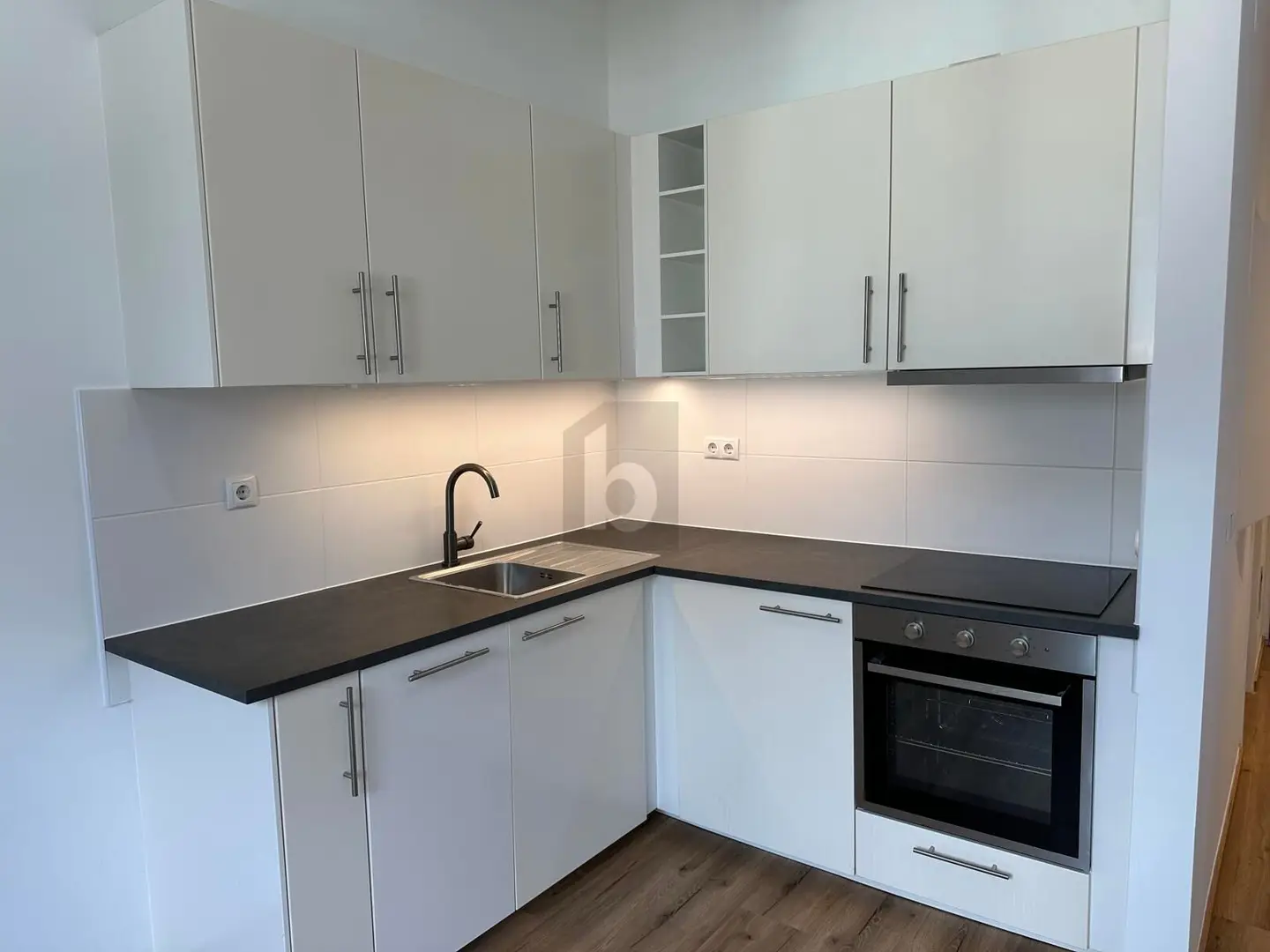 Freshly renovated Wohnung near main station with courtyard calm