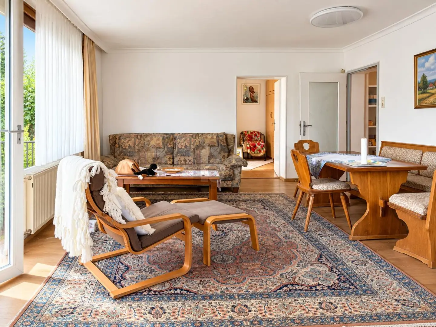 Behagliche Erdgeschosswohnung mit Kachelofen und Südbalkon