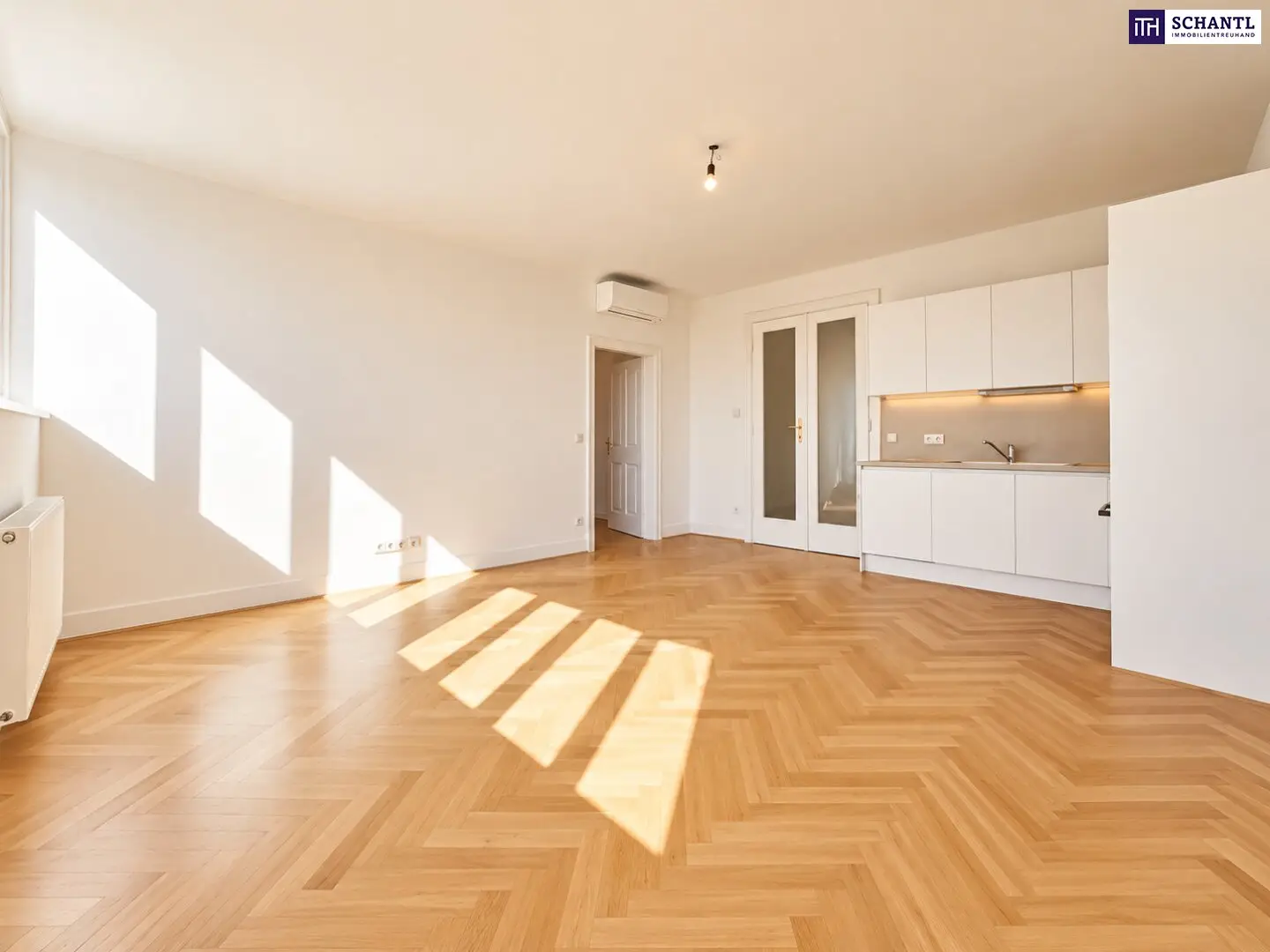 LICHT AN. ALTBAU AN. ANGEKOMMEN. – 2 Zimmer. Ganz oben. Ganz hell. Ganz schön 1050!