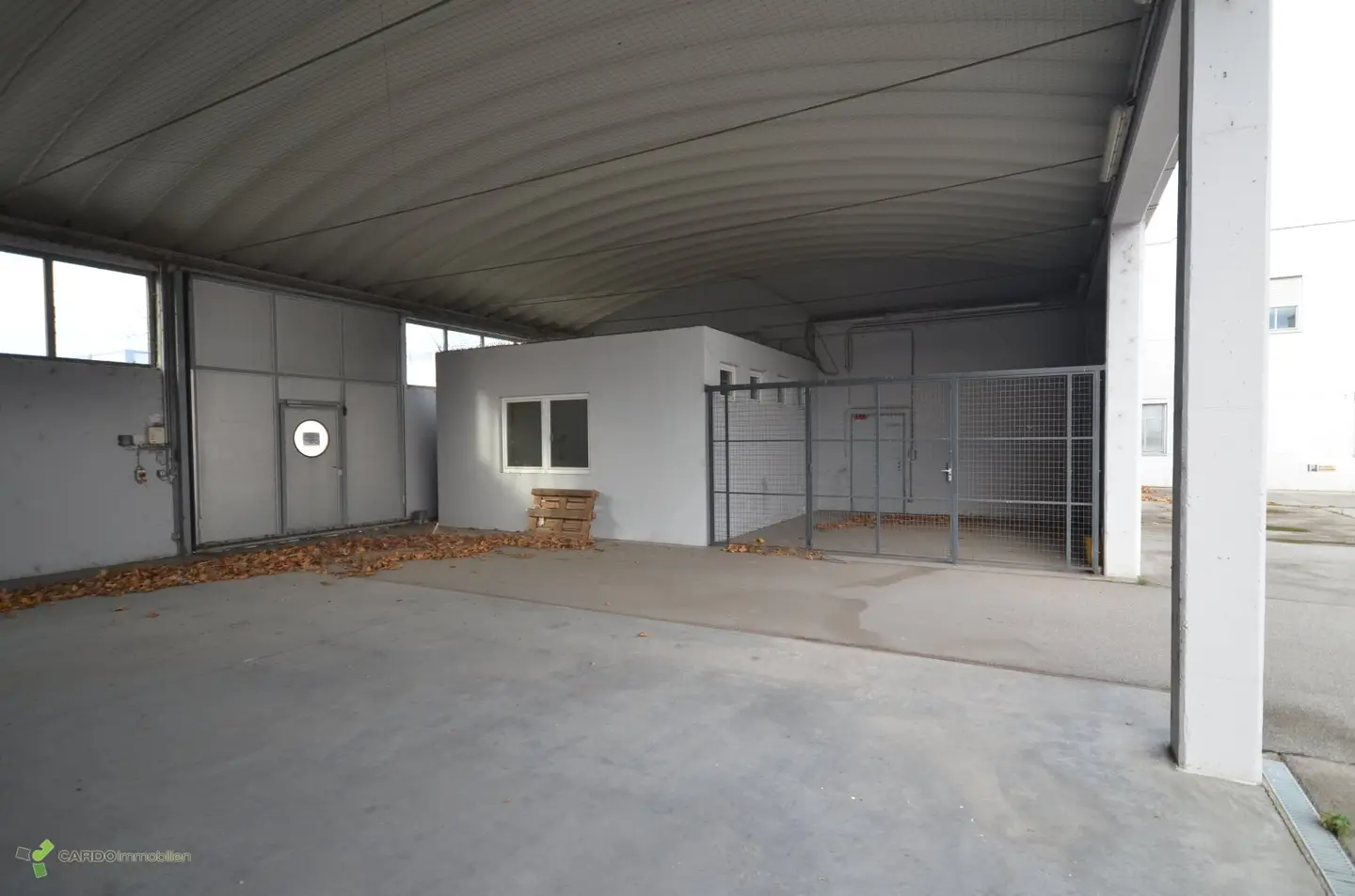 Halle und Lager 425m², 340m², 414m² für Veranstaltungen oder Lager, 2 Gewerbeobjekte nebeneinander mit große Parkplatz, entweder zusammen oder einzeln zu vermieten