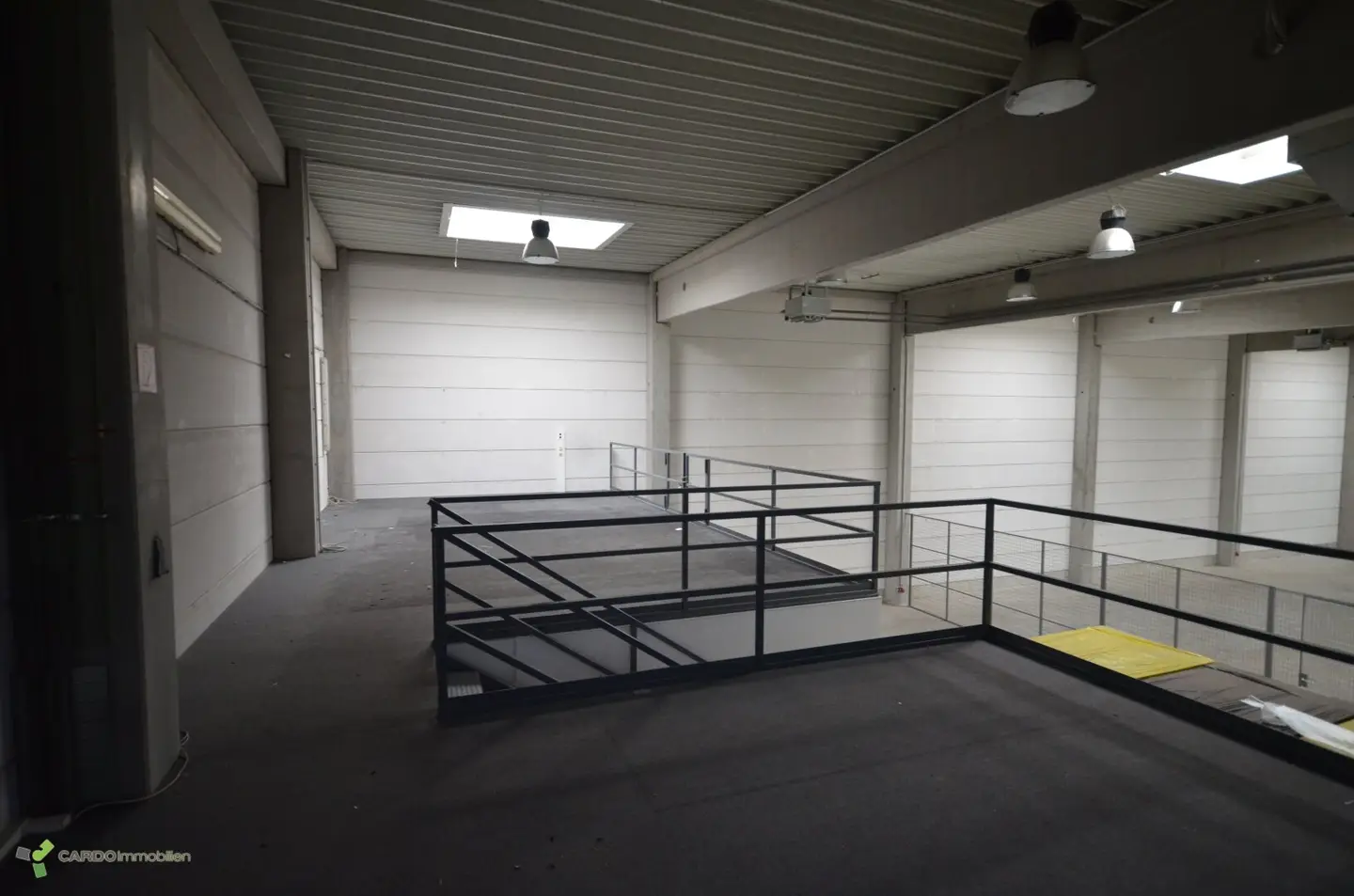 Halle und Lager 425m², 340m², 414m² für Veranstaltungen oder Lager, 2 Gewerbeobjekte nebeneinander mit große Parkplatz, entweder zusammen oder einzeln zu vermieten