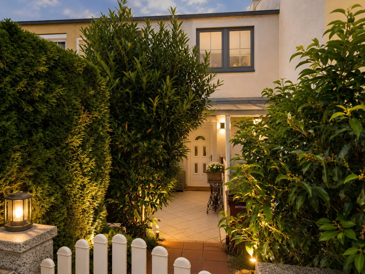 Heller Wintergarten und privater Garten Familienwohnung