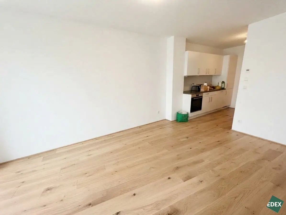 Living with Balcony: Dream 2-room apartment directly at the U3