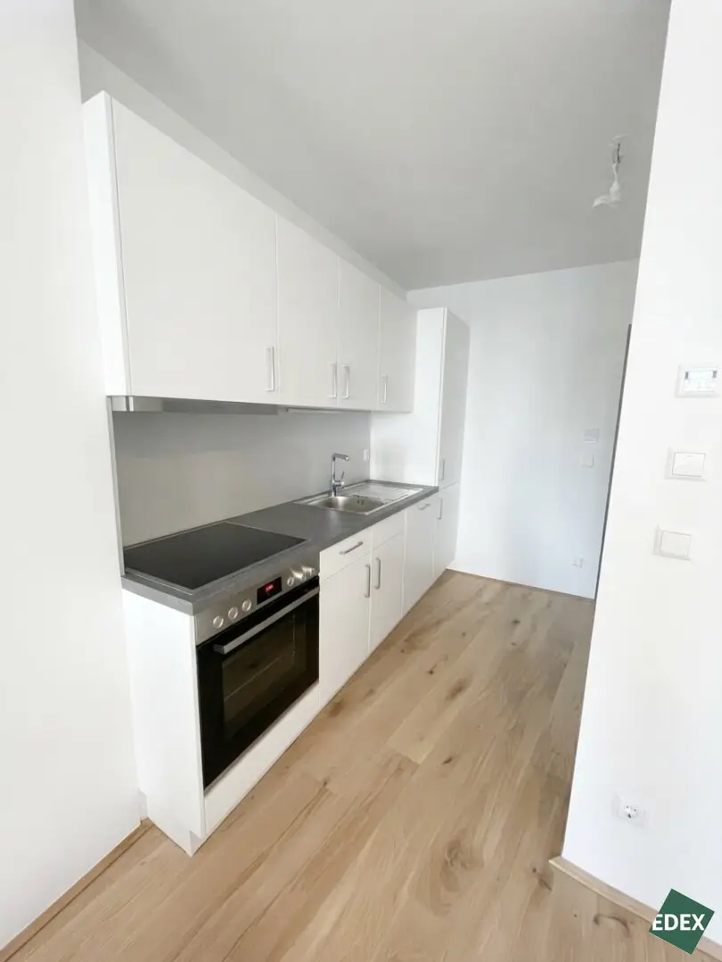 Living with Balcony: Dream 2-room apartment directly at the U3